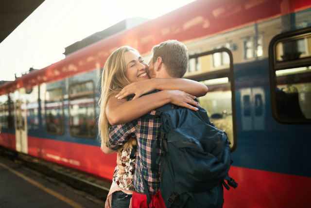 列車のホームで抱き合う男女