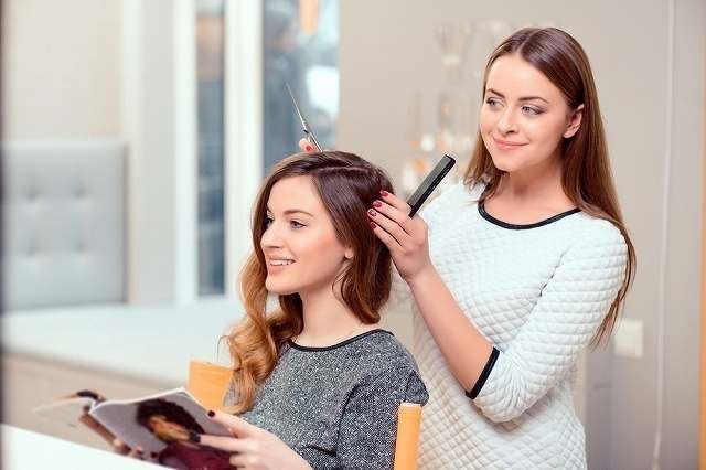 ヘアアレンジをする美容師