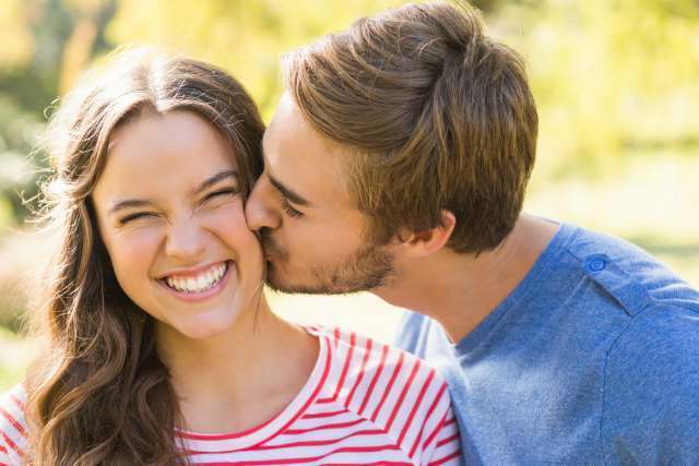 頬にキスをする男性