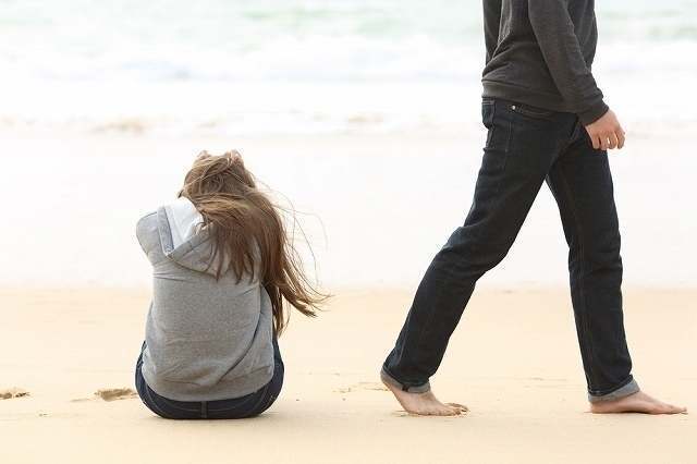 海で喧嘩する男女