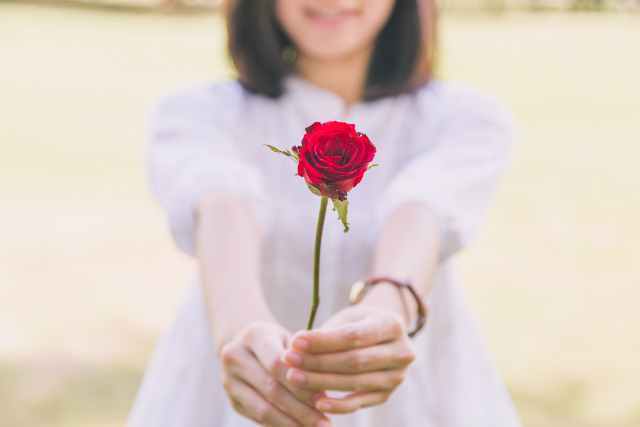 花をプレゼントする女性