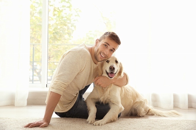 犬を抱きしめる男性