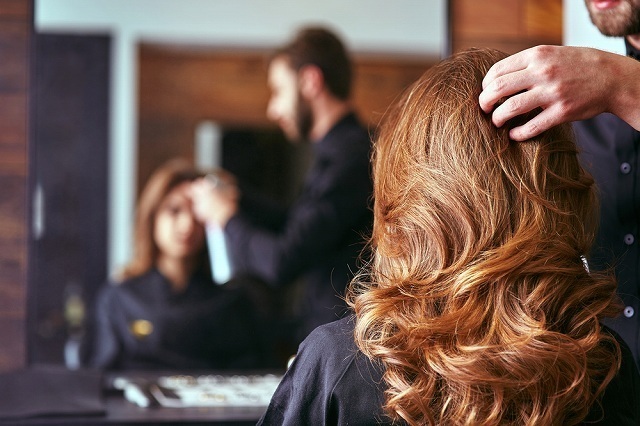 ヘアセットしてもらう女性