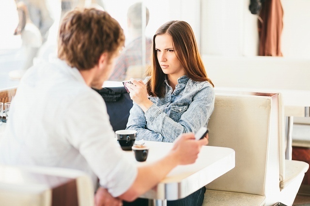 男性から視線を逸らす女性