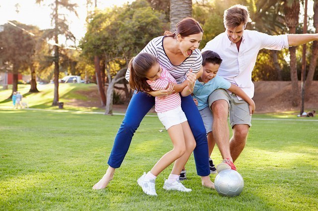 家族でサッカーを楽しむ様子