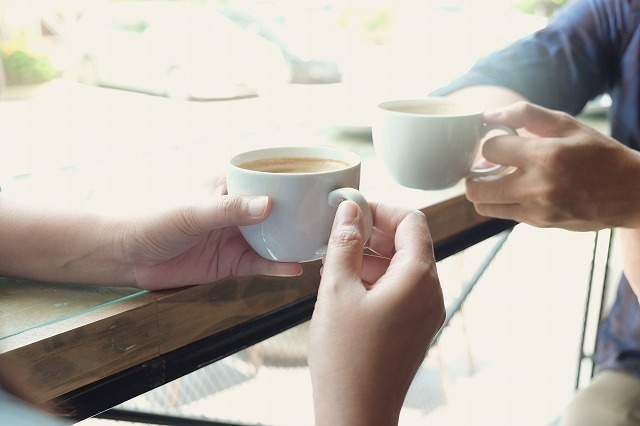 カフェで会話する男女