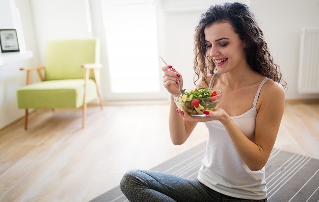 食べる女性