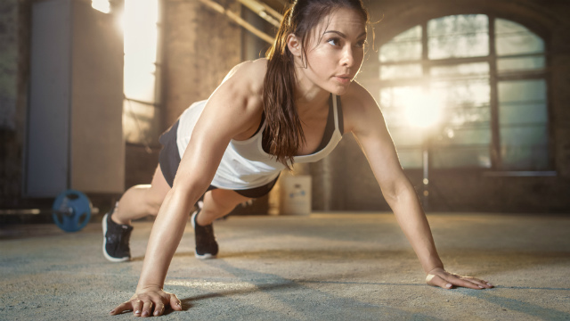 トレーニングを頑張る女性