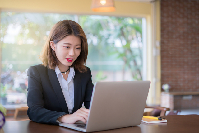 入力作業をする女性