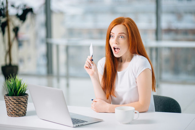 ノートPCの前で驚いている女性