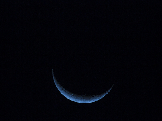 空に浮かぶ新月