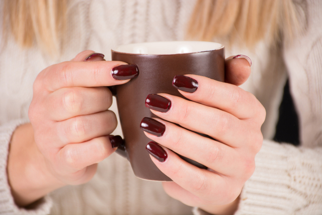 コーヒーカップを持った女性