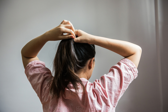 ヘアアレンジをする女性