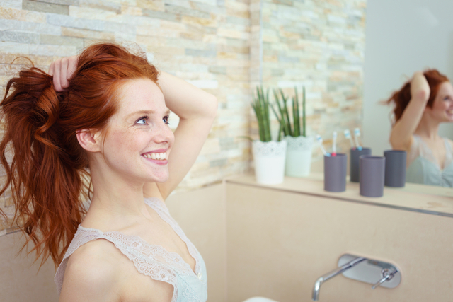 赤毛のロングヘアの女性