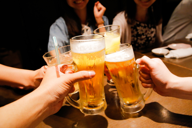 ビールで乾杯する男女